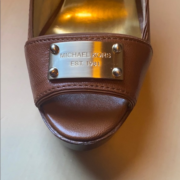 Michael Kors Leather Classic Platform - Picture 3 of 6